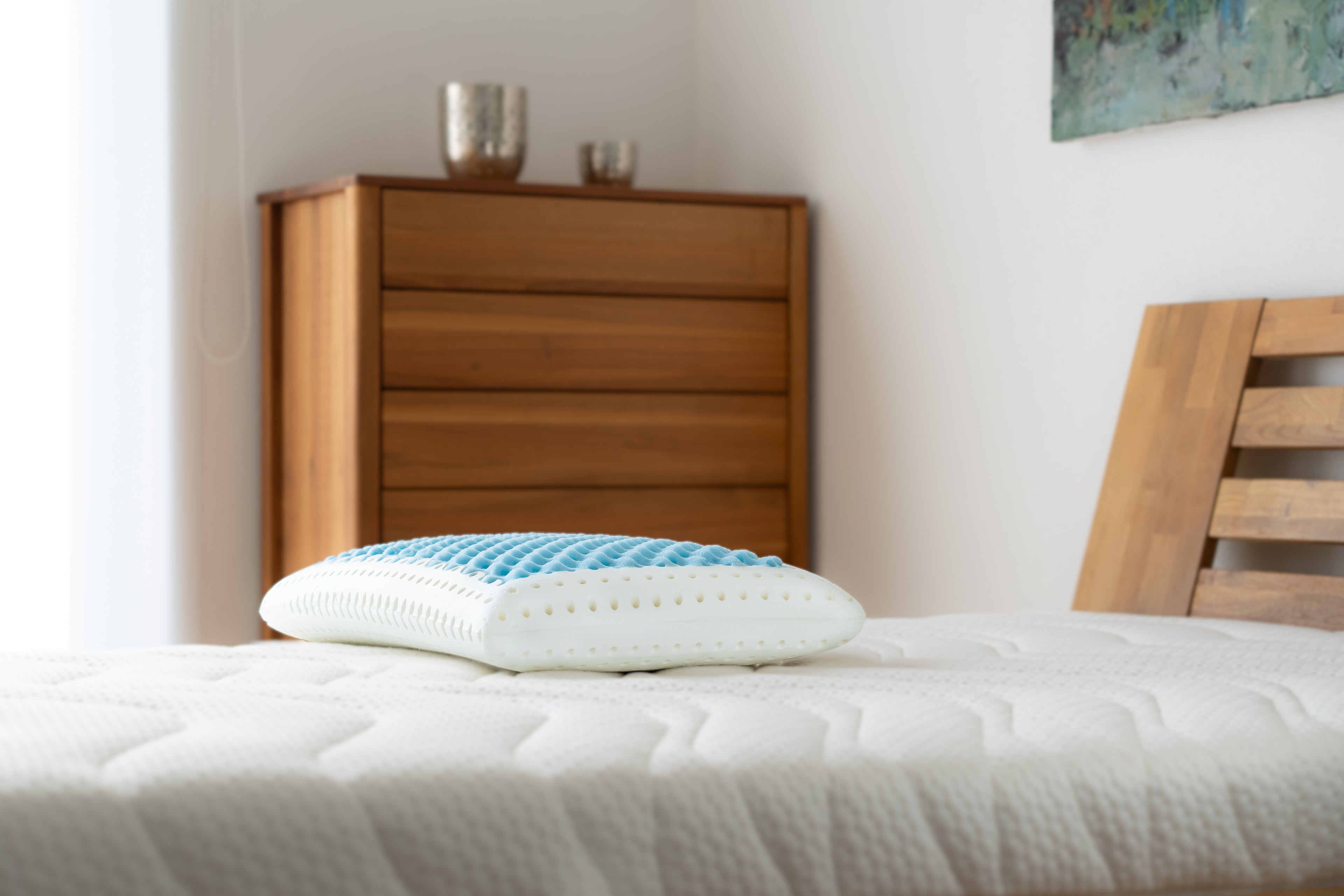 Das AirXleep-Kissen von xleep liegt auf einer hochwertigen Matratze. Das weiche Komfortkissen mit innovativer Schaum-Schicht sorgt für optimale Unterstützung und ein angenehm kühles Schlafgefühl.