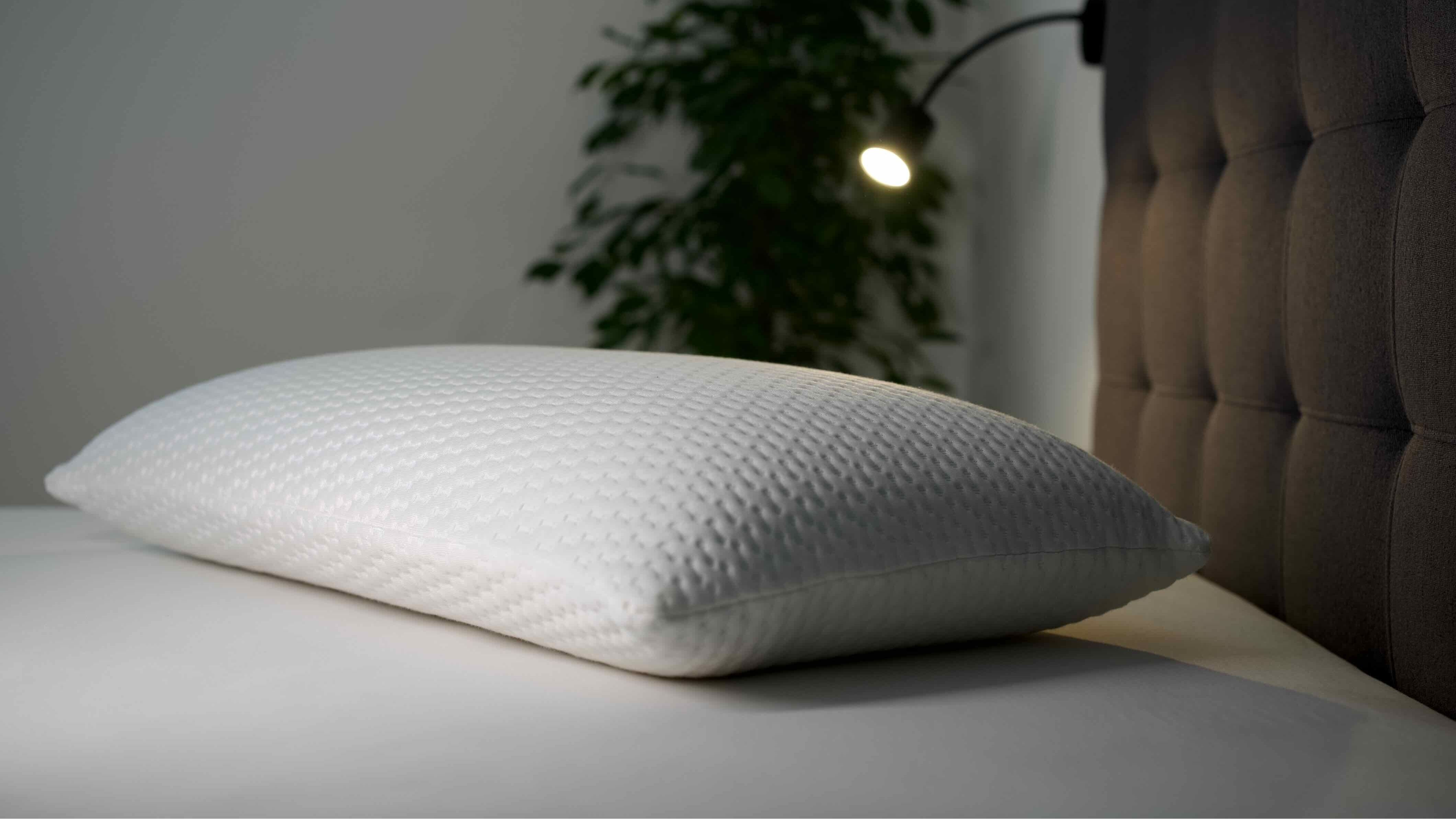 Das CoolXleep-Kissen von xleep auf einem Bett mit gepolstertem Kopfteil. Das Kissen mit atmungsaktiver Oberfläche sorgt für angenehme Kühlung und optimalen Schlafkomfort.