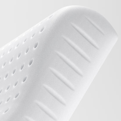 Nahaufnahme der Belüftungslöcher im weißen Kissenkern des Xleep NeXleep für optimale Atmungsaktivität.