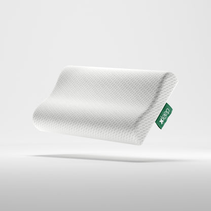 Ergonomisches Xleep NeXleep Schlafkissen in Wellenform mit weißem Bezug und grünem Marken-Etikett.